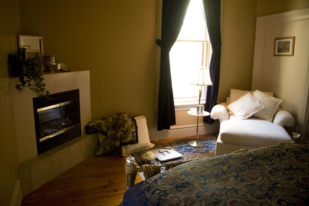 Hamilton House Bed And Breakfast Whitewater Room photo