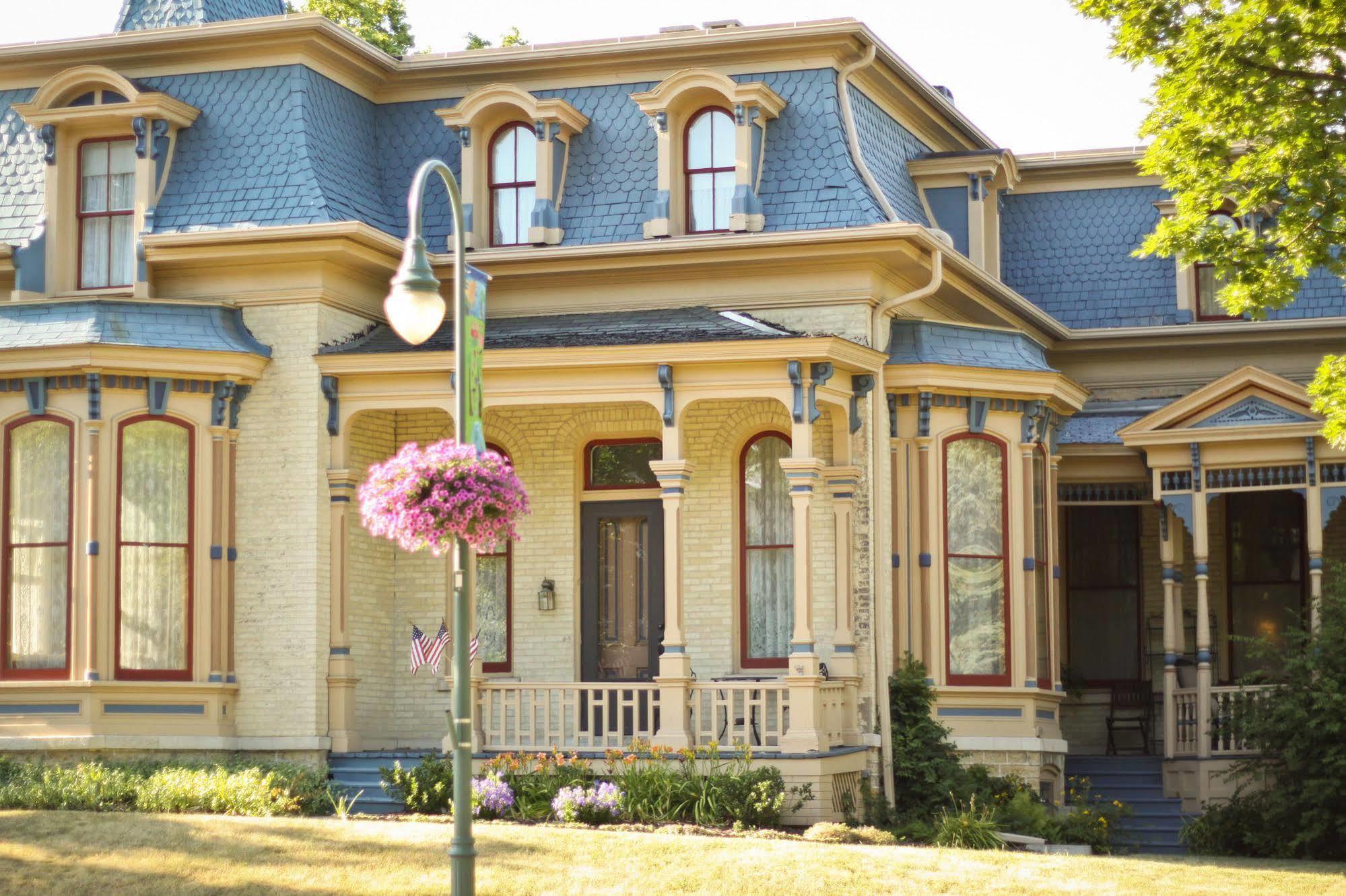 Hamilton House Bed And Breakfast Whitewater Exterior photo